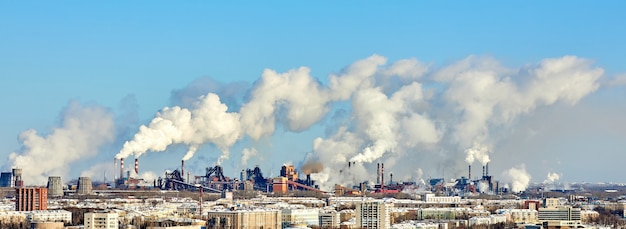 Złe środowisko w mieście. Katastrofa ekologiczna. Szkodliwe emisje do środowiska. Dym i smog. Zanieczyszczenie atmosfery przez fabrykę roślin. Spaliny