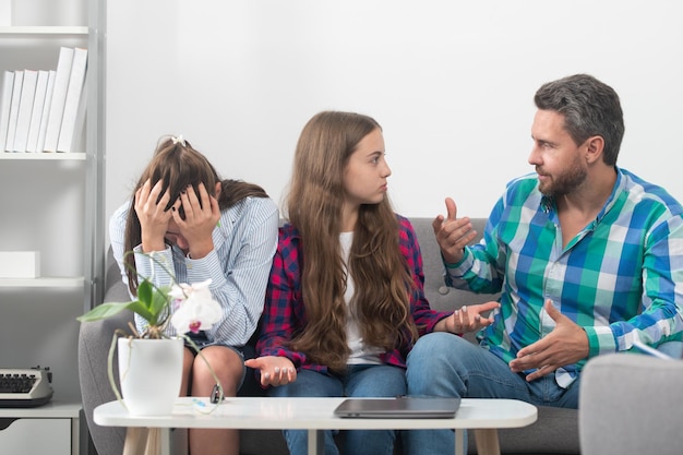Źli rodzice Para z dzieckiem nastolatka rozmawiająca o problemach w rodzinie z psychologiem rodzinnym Konflikty rodzinne i kryzys małżeński z dziećmi Poradnictwo w zakresie depresji