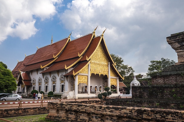 Złocista świątynia W Tajlandia I Niebieskim Niebie