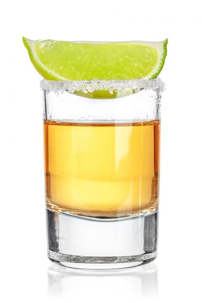 Złocista tequila strzelająca na białym tle