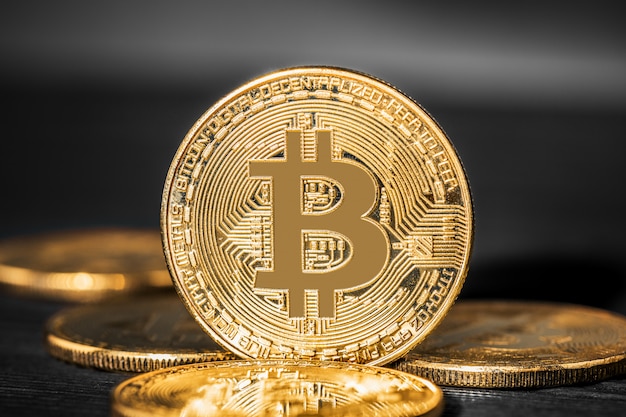 Złocisty Bitcoin pieniądze na drewnianym stole. Elektroniczna waluta kryptograficzna