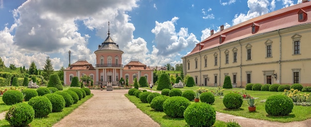 Złoczów, Ukraina 06.07.2021. Chiński pałac na zamku Złoczów, region Galicja na Ukrainie, w słoneczny letni dzień