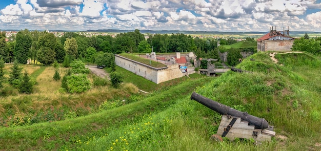 Zdjęcie złoczów, ukraina 06.07.2021. solidne mury zamku złoczowskiego, region galicja na ukrainie, w słoneczny letni dzień