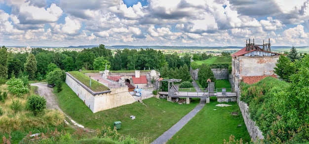 Złoczów, Ukraina 06.07.2021. Solidne mury Zamku Złoczowskiego, region Galicja na Ukrainie, w słoneczny letni dzień