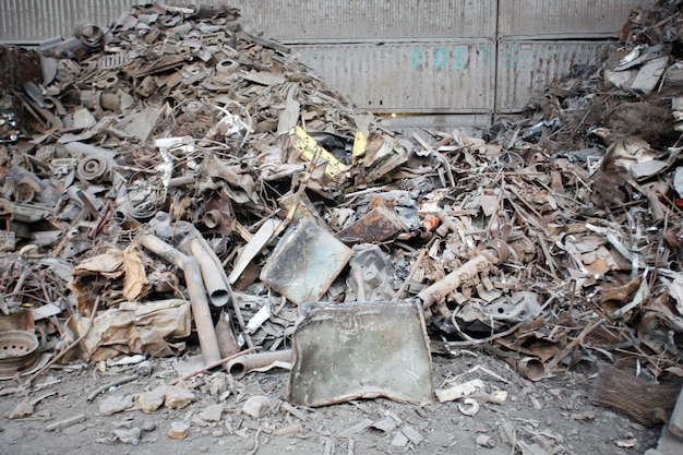 Zdjęcie złom metalu nad zardzewiałymi odpadami żelaza na złomowisku. surowiec żelazny gotowy do recyklingu.