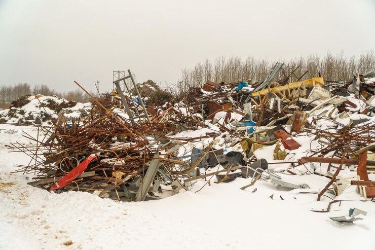Zdjęcie złom przemysłowy odpady z działalności człowieka złom metalowy w miejscu recyklingu