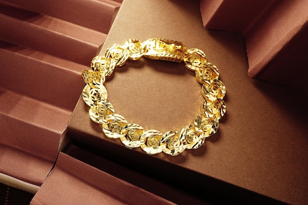 Złota biżuteria z połączonym łańcuchem. Akcesoria do opasek. Biżuteria z metali szlachetnych.