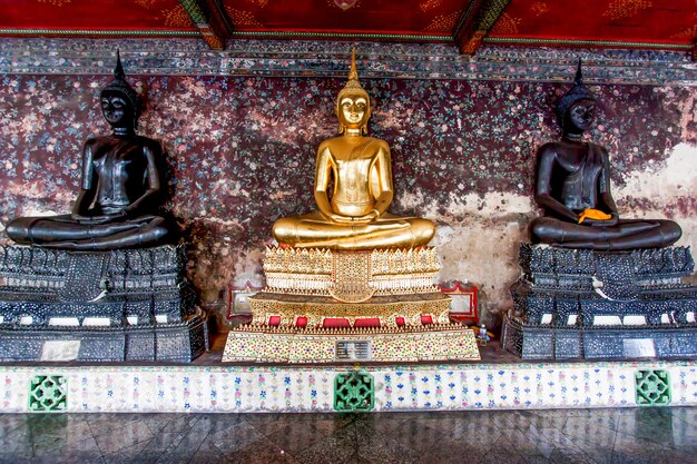 Zdjęcie złota buddha statua w suthud świątyni w bangkok, tajlandia