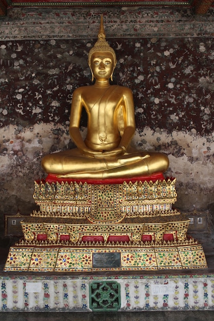 Złota Buddha statua w Suthud świątyni w Bangkok, Tajlandia