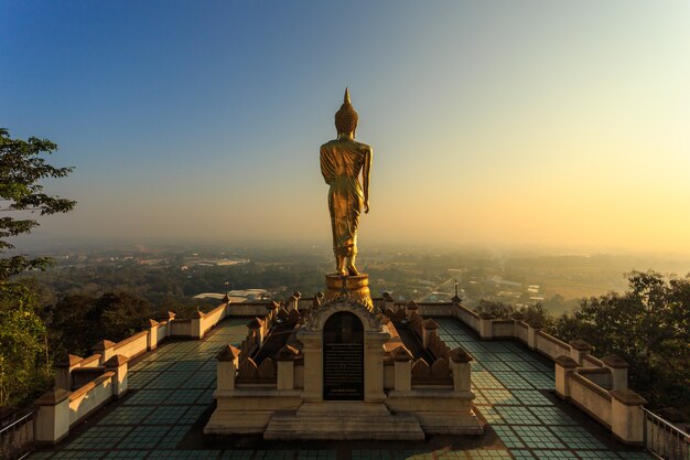 Złota Buddha statua w Tajlandzkiej świątyni, Wat Phra Który Khao Noi w Nan prowinci