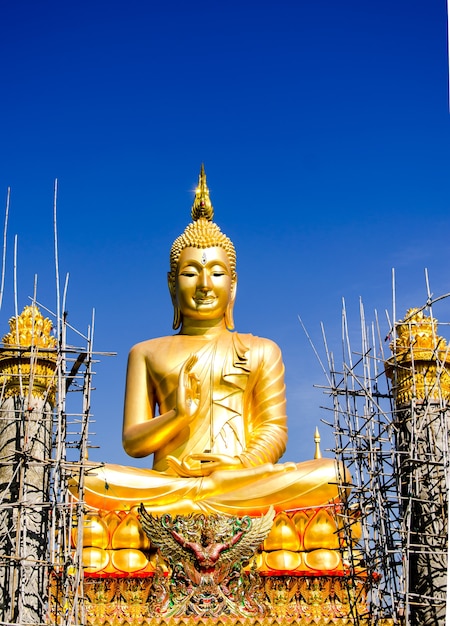 Złota Buddha statua w Tajlandzkiej świątyni