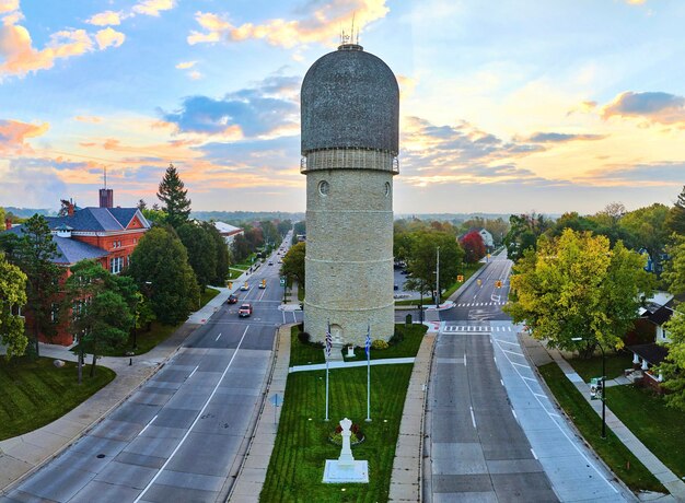 Zdjęcie złota godzina lotnicza w wieży wodnej ypsilanti z flagami