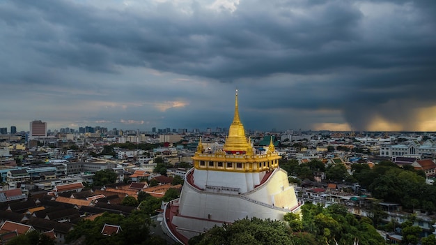 Złota Góra Wat Saket Ratcha Wora Maha Wihan popularna atrakcja turystyczna Bangkoku Zabytki Bangkoku Tajlandia W deszczu przed widokiem z góry