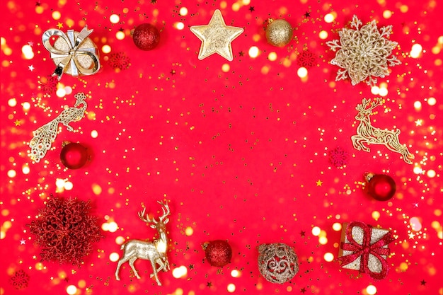 Złota i czerwona ozdoba świąteczna na czerwonym tle widok z góry płasko leżący nastrój noworoczny Miejsce na napis Podstawa pocztówki