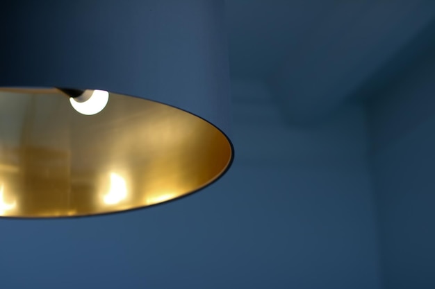 Złota lampa w pokoju eleganckie nowoczesne oświetlenie do wystroju domu