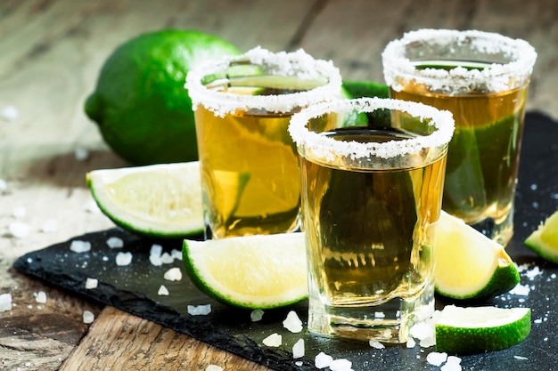 Złota meksykańska tequila z limonką i solą selektywną
