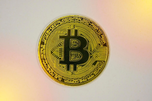 Złota moneta Bitcoin na białym tle Koncepcja kryptowaluty Technologia Blockchain