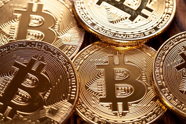 Złota moneta bitcoin na nas dolarów z bliska. Elektroniczna kryptowaluta