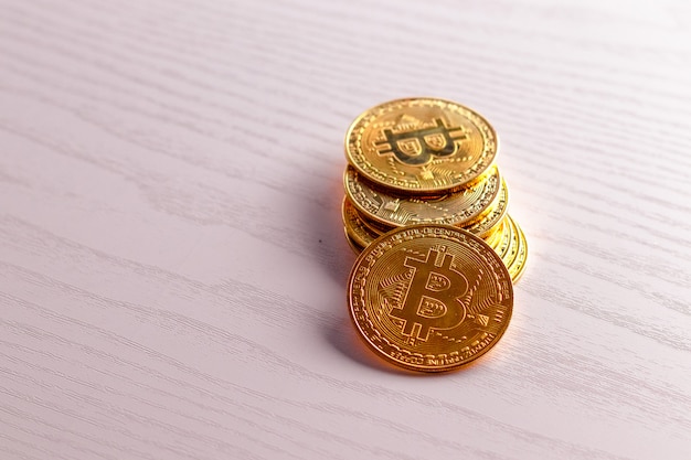Złota moneta Bitcoin na stole. Tło wirtualnej waluty
