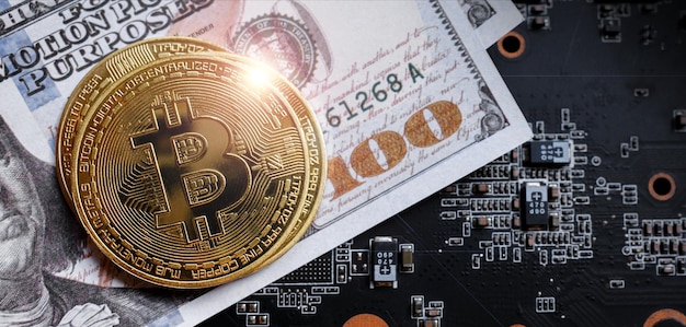 Zdjęcie złota moneta kryptowaluty bitcoin na banknotach sto dolarów koncepcja kursu wymiany pieniędzy