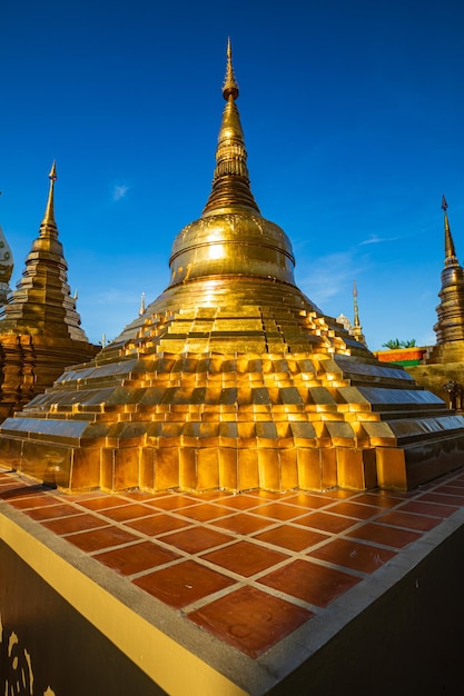 Złota pagoda i kościół w Wat Thai odzwierciedlają słońce na niebie w ciągu dnia w Bangkoku w Tajlandii