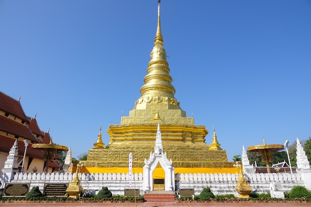 Złota pagoda przy północą Tajlandia