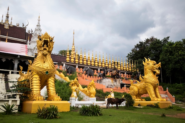 Zdjęcie złota pagoda świątyń w tajlandii