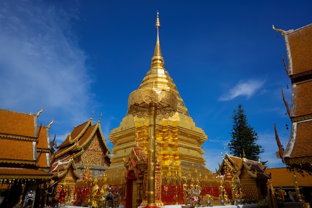 Złota pagoda w świątyni Wat Phra That Doi Suthep lub Phra That Doi Suthep w Chiang Mai, Tajlandia, cel podróży