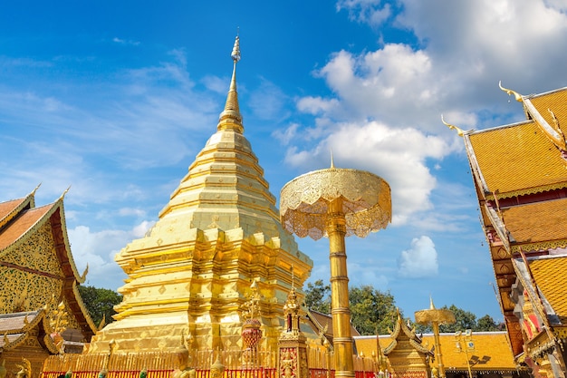 Złota pagoda Wat Phra That Doi Suthep w Chiang Mai