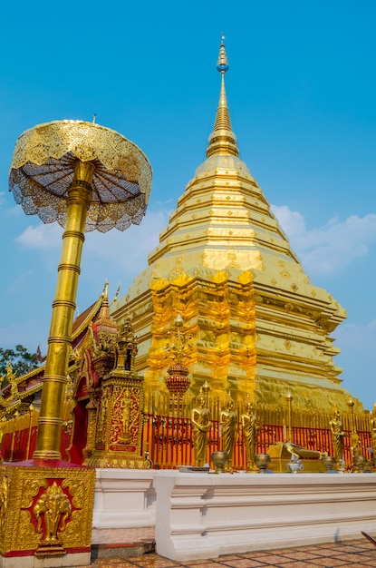 Zdjęcie złota stupa w chiang mai. tajlandia