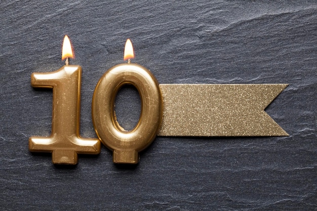 Złota świeca numer 10 z brokatową etykietą