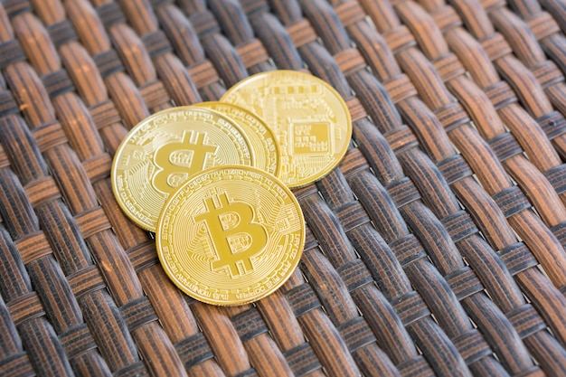 Złota waluta cyfrowa Bitcoin na stole.