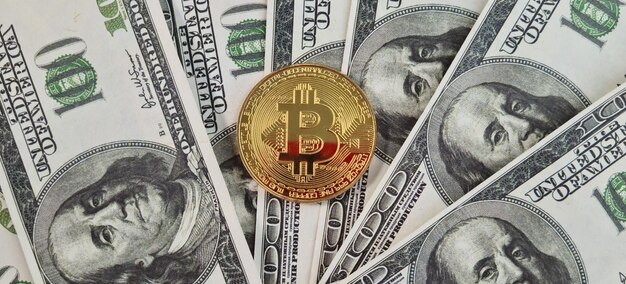 Złote banknoty bitcoin na banknocie elektronicznym Wydobycie i handel walutami wirtualnymi
