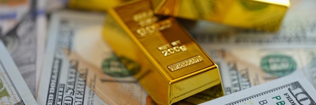 Złote bary na amerykańskich banknotach dolarowych koncepcja tła handlu złotem kursy wymiany i