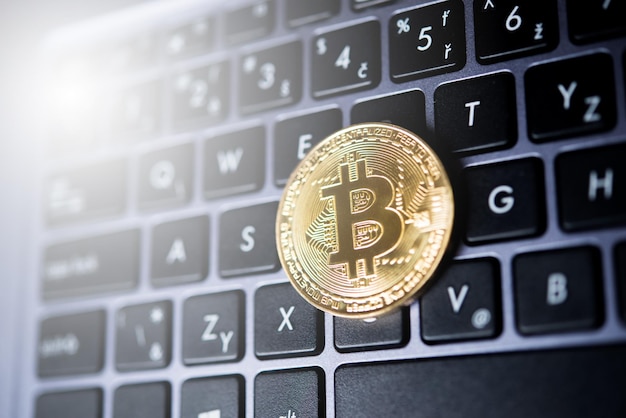 Złote Bitcoin nowe wirtualne pieniądze internetowe na klawiaturze laptopa