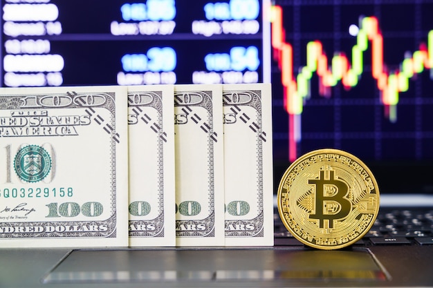 Złote Bitcoiny I Banknoty Dolarowe Z Cyfrowym Wykresem W Tle