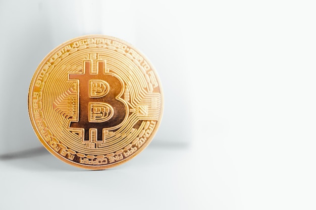 Złote bitcoiny na białym tle Mining bitcoin concept z kopią miejsca