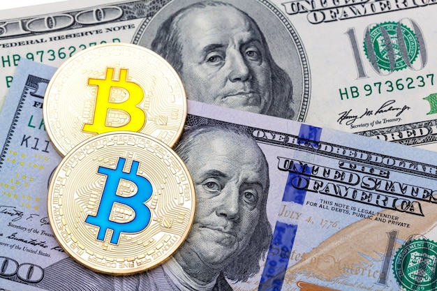Złote bitcoiny na dolarach amerykańskich. Koncepcja wymiany pieniądza elektronicznego. Zdjęcie w wysokiej rozdzielczości.