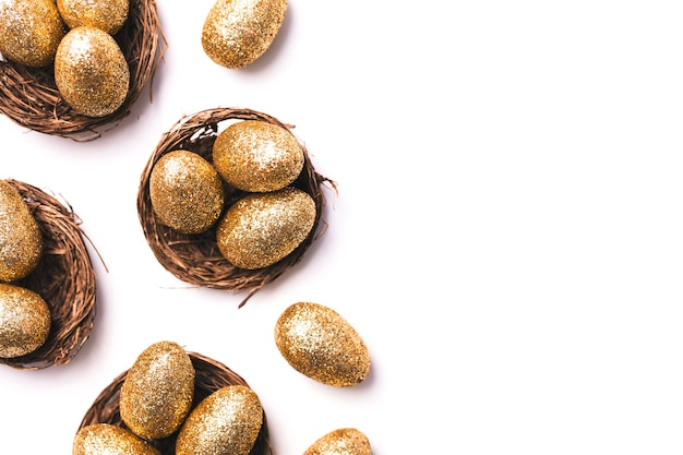 Złote brokatowe jajka w gnieździe Wielkanoc w tle Koncepcja finansów