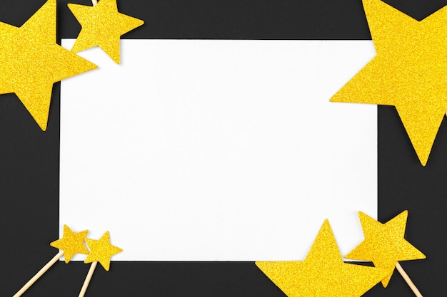 Zdjęcie złote gwiazdy z patyczkami i kartką papieru