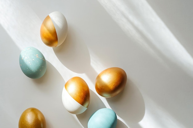 Złote i niebieskie pisanki na białym tle Koncepcja wakacje Happy Easter card