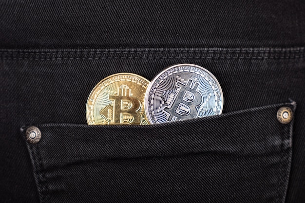 Złote I Srebrne Bitcoiny W Twojej Kieszeni Zbliżenie. Wzrost Wartości Kryptowalut.