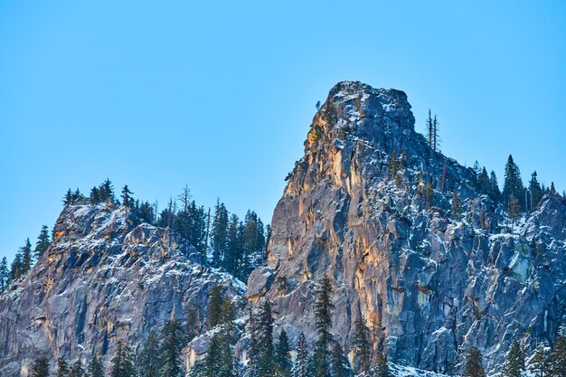 Złote, jasne klify z ośnieżonymi szczytami w Yosemite