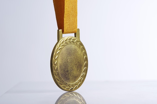 Zdjęcie złote medale wiszące na białym tle