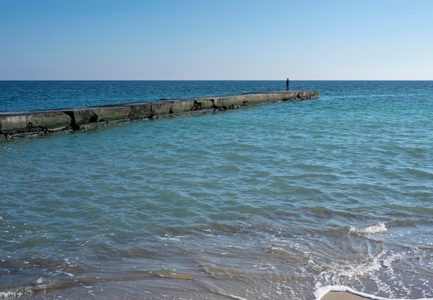 Złote molo na plaży w Odessie na Ukrainie