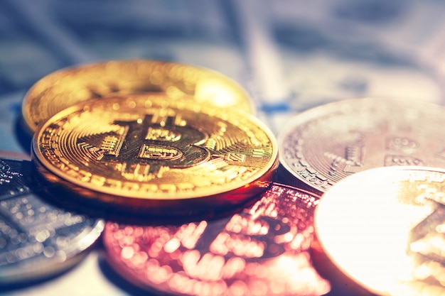 Złote monety bitcoin na pieniądze dolarów papierowych