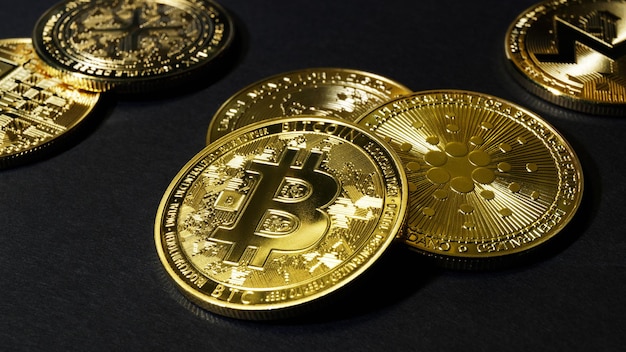Złote monety bitcoinowe Handel kryptowalutami na internetowym rynku walutowym