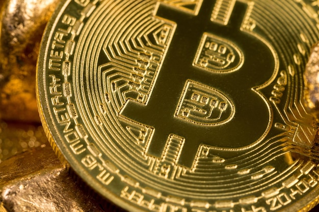 Złote monety kryptowalut Bitcoin Ethereum Litecoin na tle samorodków złota Koncepcja wirtualnych pieniędzy