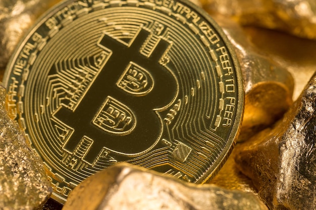 Złote monety kryptowalut Bitcoin Ethereum Litecoin na tle samorodków złota Koncepcja wirtualnych pieniędzy