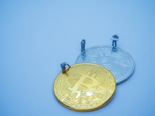 Złote monety kryptowaluty bitcoinowej cyfrowej waluty bitowej BTC na niebieskim tle